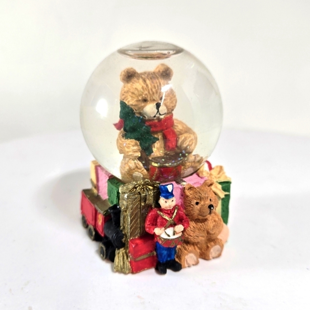 Vintage Collectible Teddy Bear Christmas Mini 2" Water Snow Globe Collectible